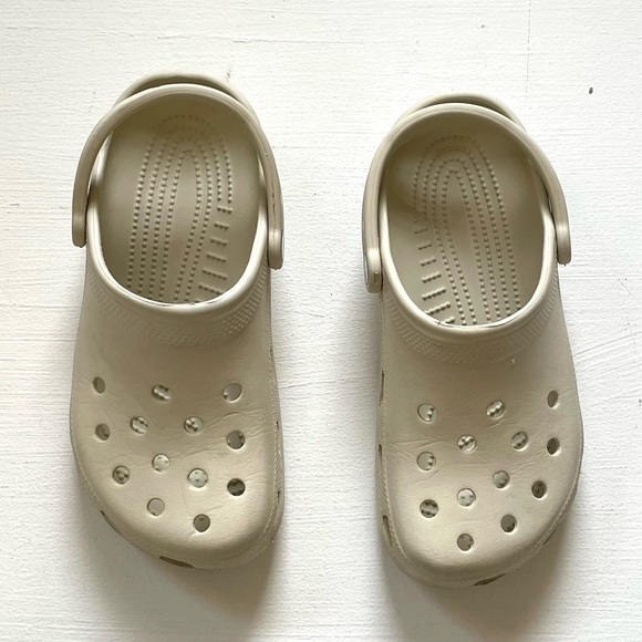 crocs beige cream color kids classic clogs with strap junior size 5 - Picture 3 of 7